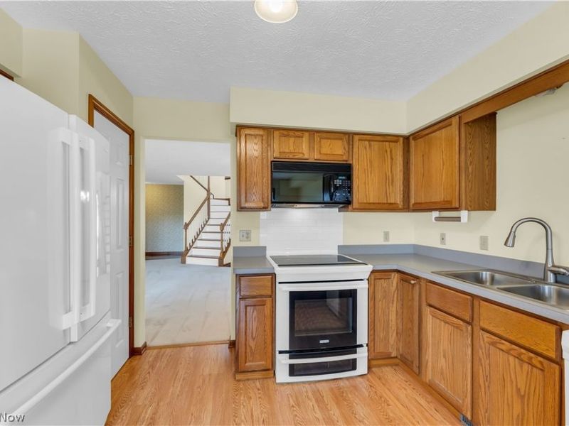 120 Ambleside Way , Amherst, OH 44001 Photo 8