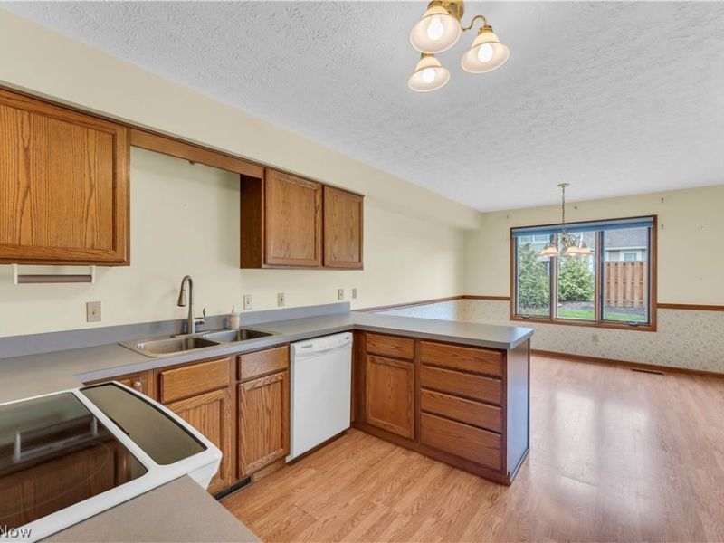 120 Ambleside Way , Amherst, OH 44001 Photo 9