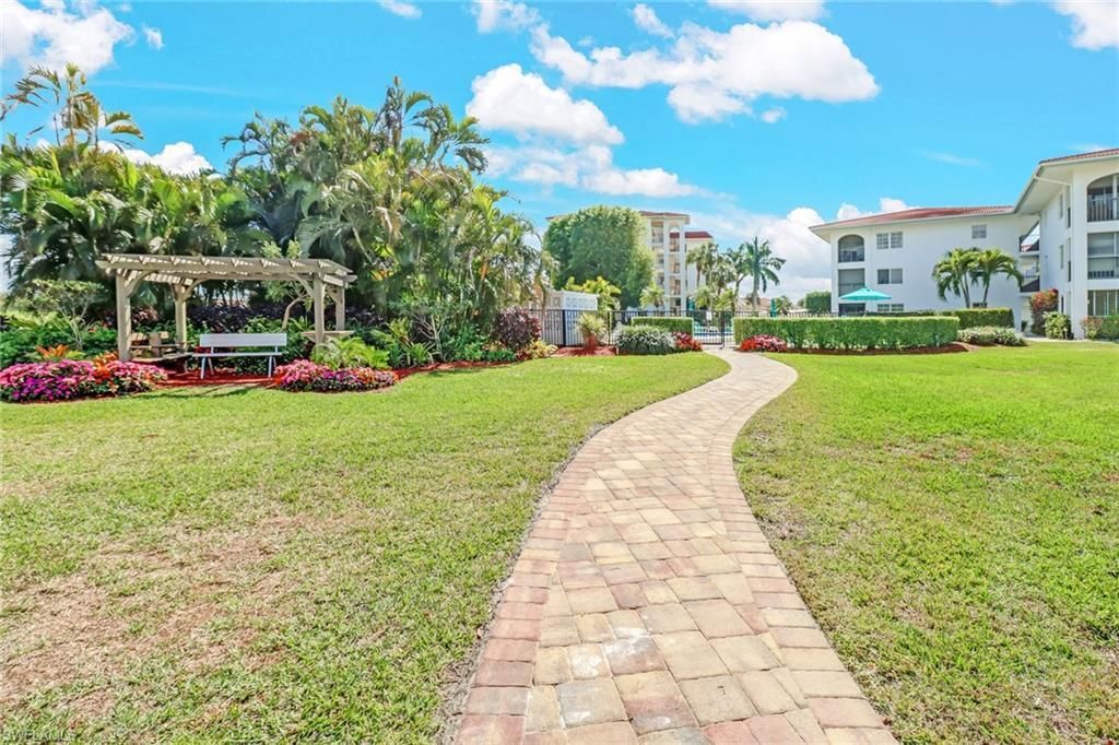 5 High Point Cir W, Unit 211, Naples, FL 34103 Photo