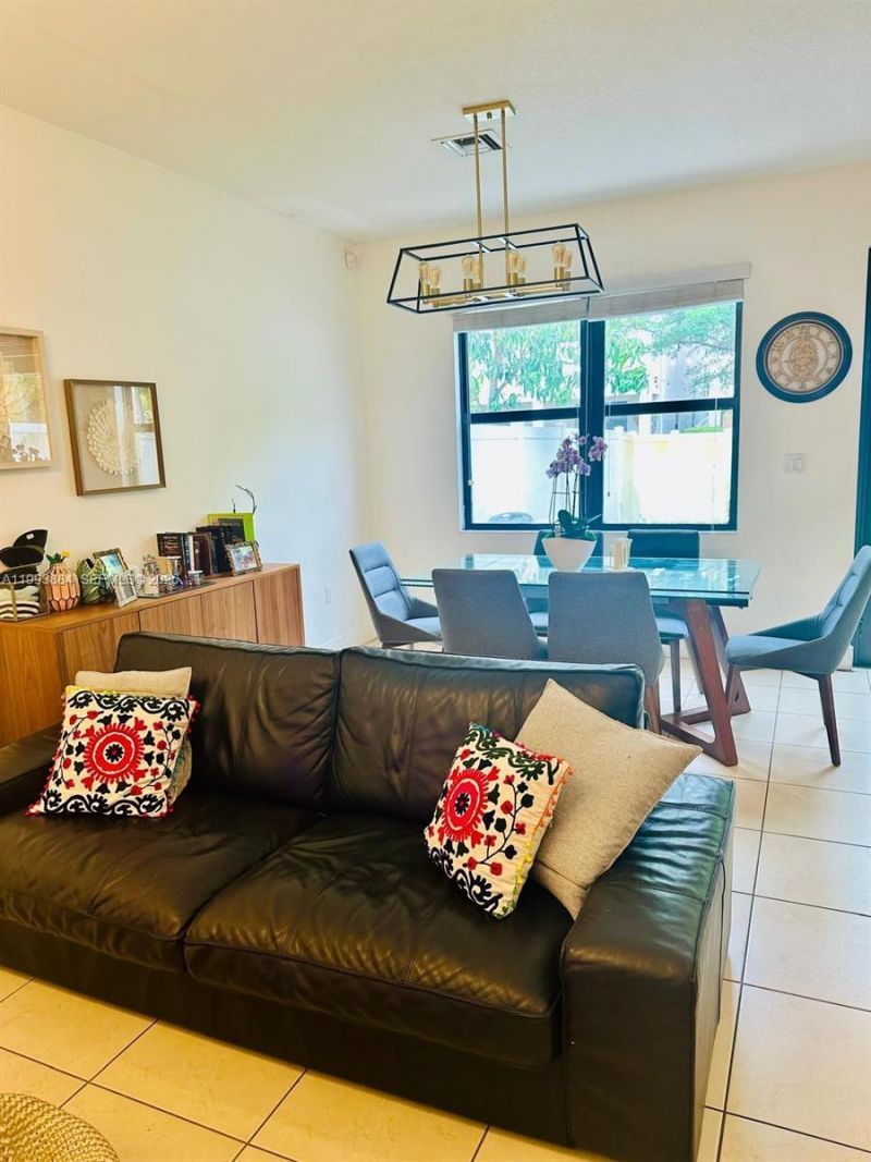 655 NE 193rd St, Miami, FL 33179 Photo