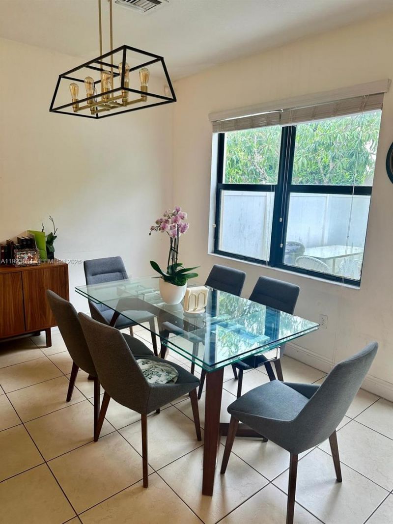 655 NE 193rd St, Miami, FL 33179 Photo