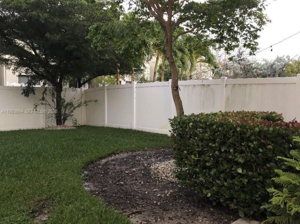 655 NE 193rd St, Miami, FL 33179 Photo