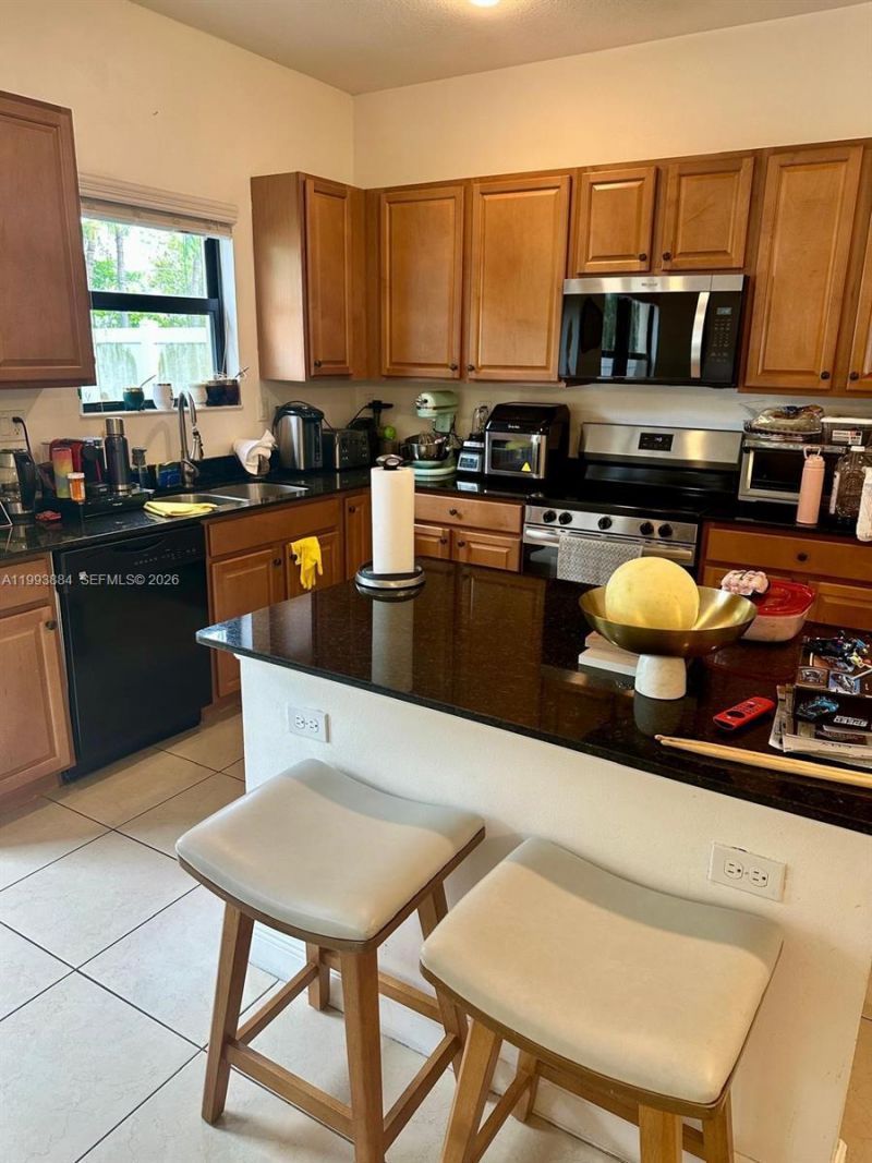 655 NE 193rd St, Miami, FL 33179 Photo