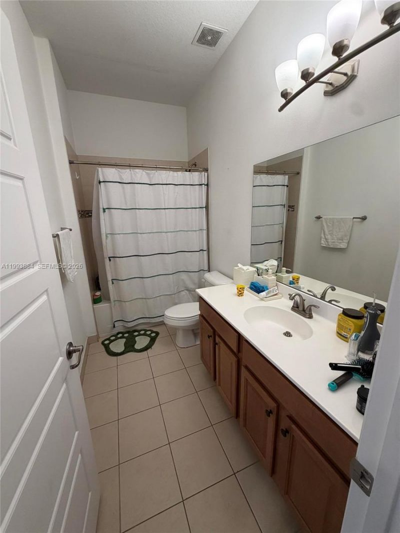 655 NE 193rd St, Miami, FL 33179 Photo