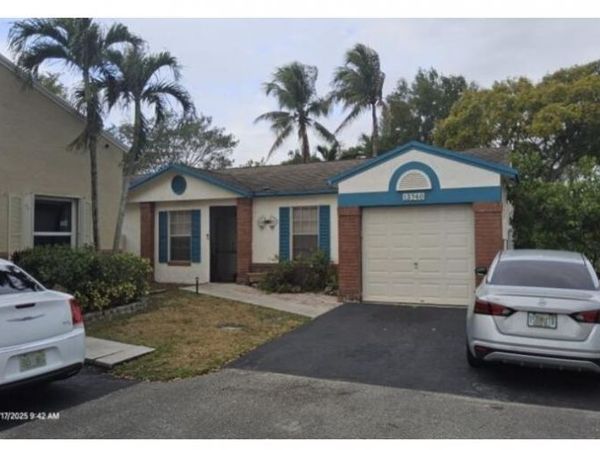 13740 Cumberland Place, Davie, FL 33325
