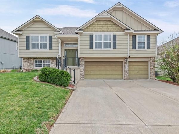 8409 N Elmwood Avenue, Kansas City, MO 64156