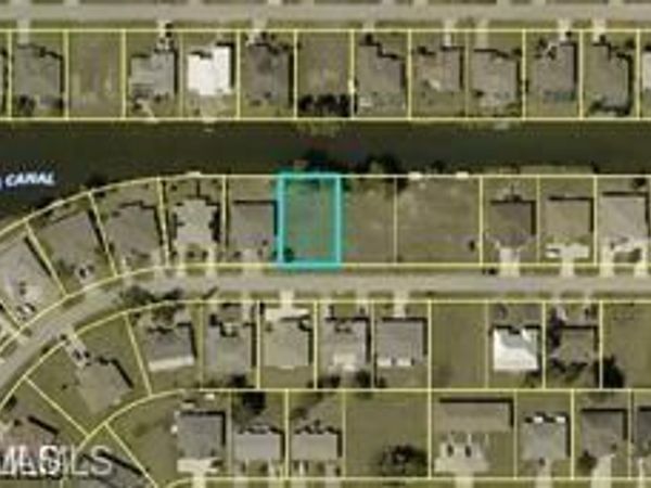 527 SE 4th TER , CAPE CORAL, FL 33990