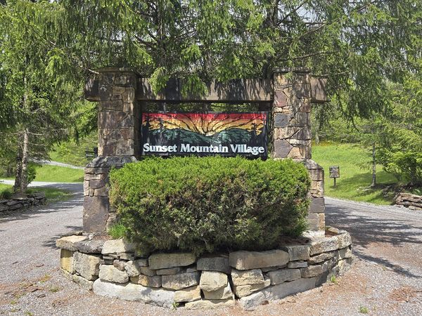 1017-1021 Sunset Mountain Village, Slatyfork, WV 26291