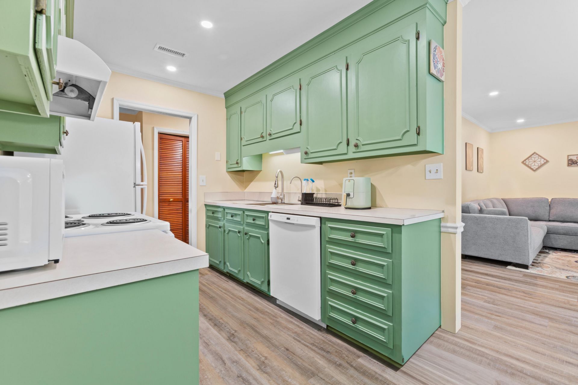 4423 S Shirley Drive Photo 6