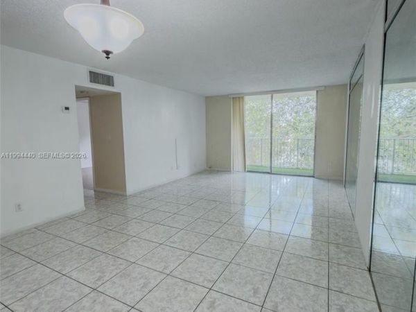8411 NW 8th St , Unit 301, Miami, FL 33126