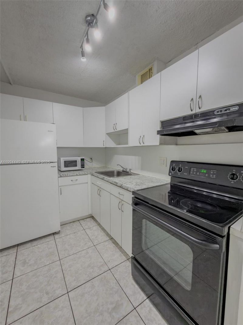 8411 NW 8th St, Unit 301, Miami, FL 33126 Photo