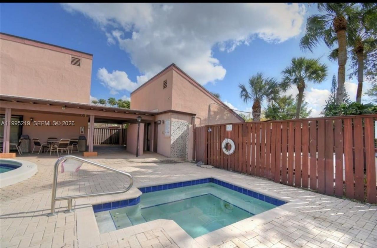 1752 NW 74th Ave, Unit 18, Plantation, FL 33313 Photo