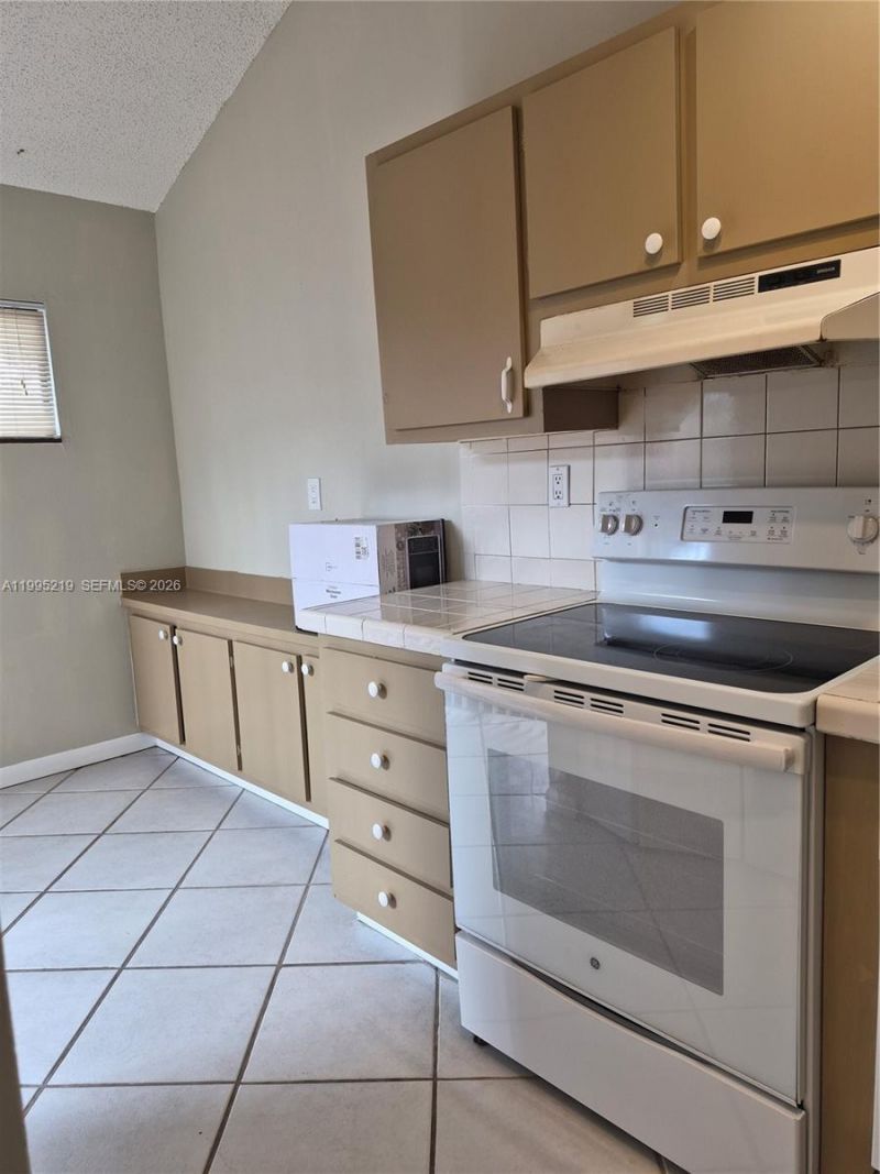 1752 NW 74th Ave, Unit 18, Plantation, FL 33313 Photo