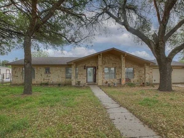 1010 county oak dr, Luling, TX 78648