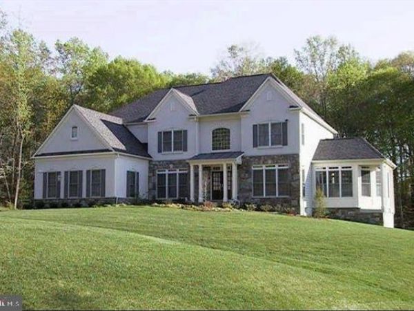 8220 ROSELAND DRIVE, FAIRFAX STATION, VA 22039