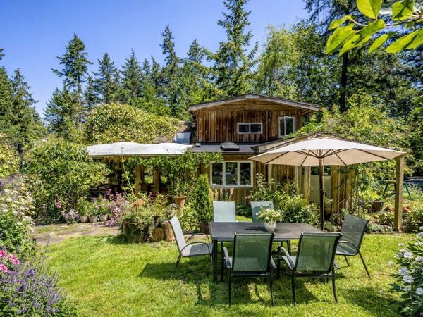 7555 Central Rd, Hornby Island, BC V0R 1Z0