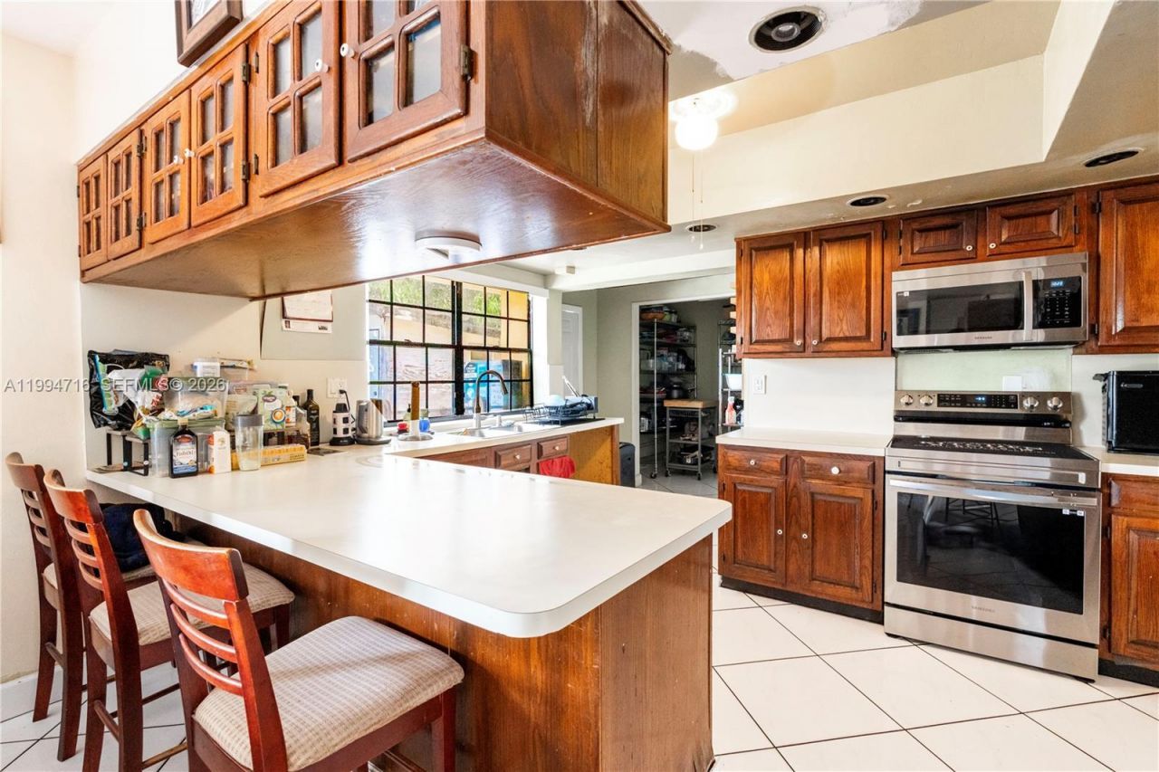 780 NE 155th St , Miami, FL 33162 Photo