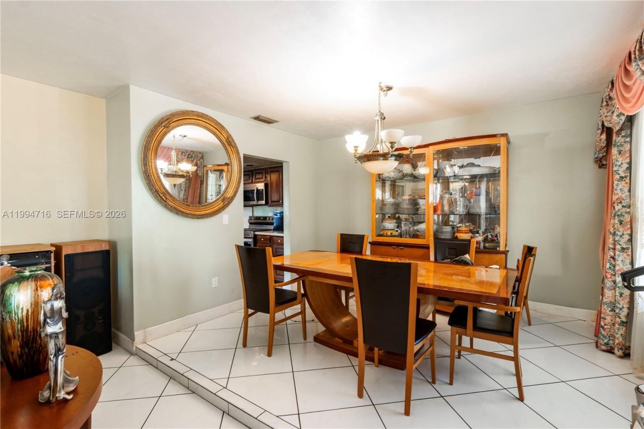 780 NE 155th St , Miami, FL 33162 Photo