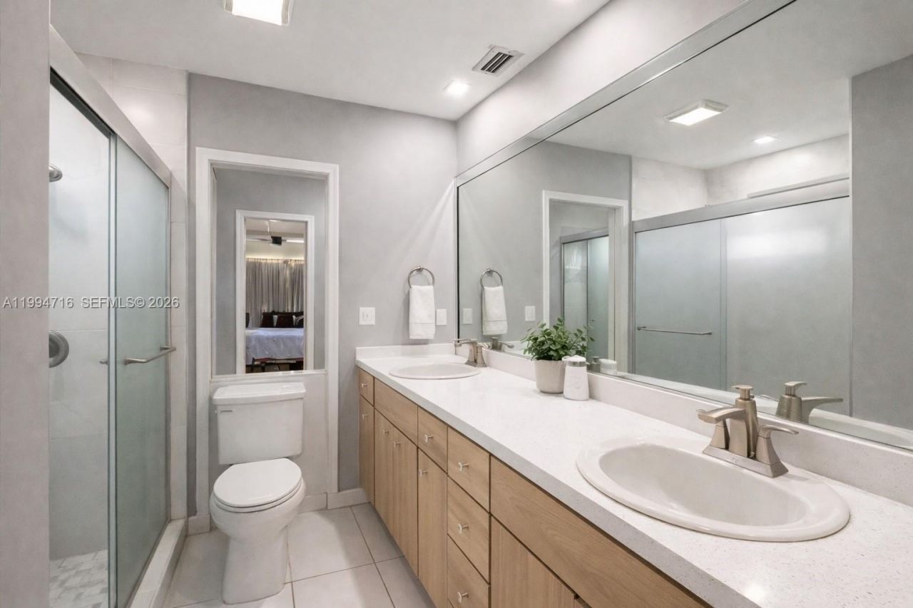 780 NE 155th St , Miami, FL 33162 Photo