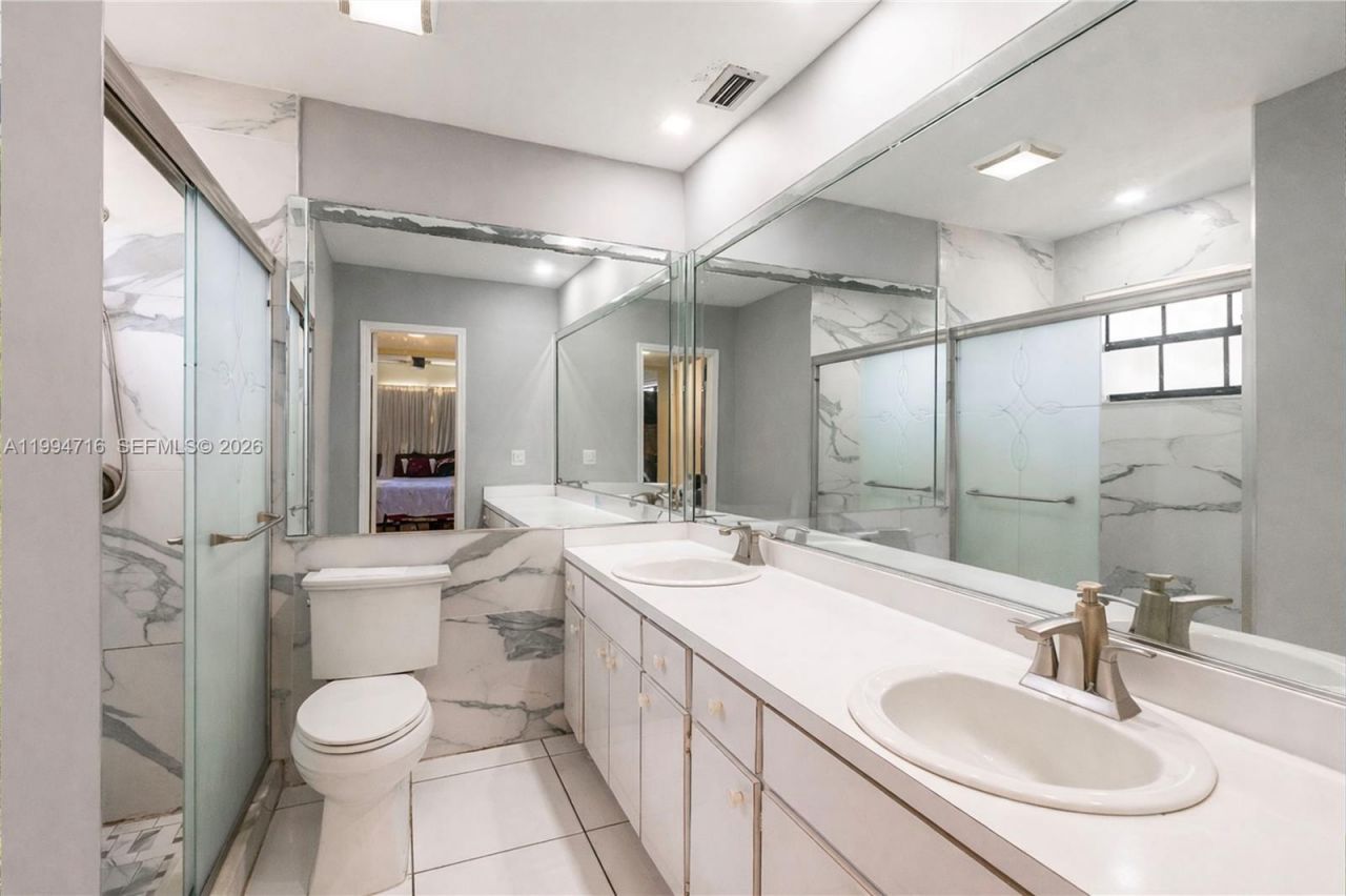 780 NE 155th St , Miami, FL 33162 Photo