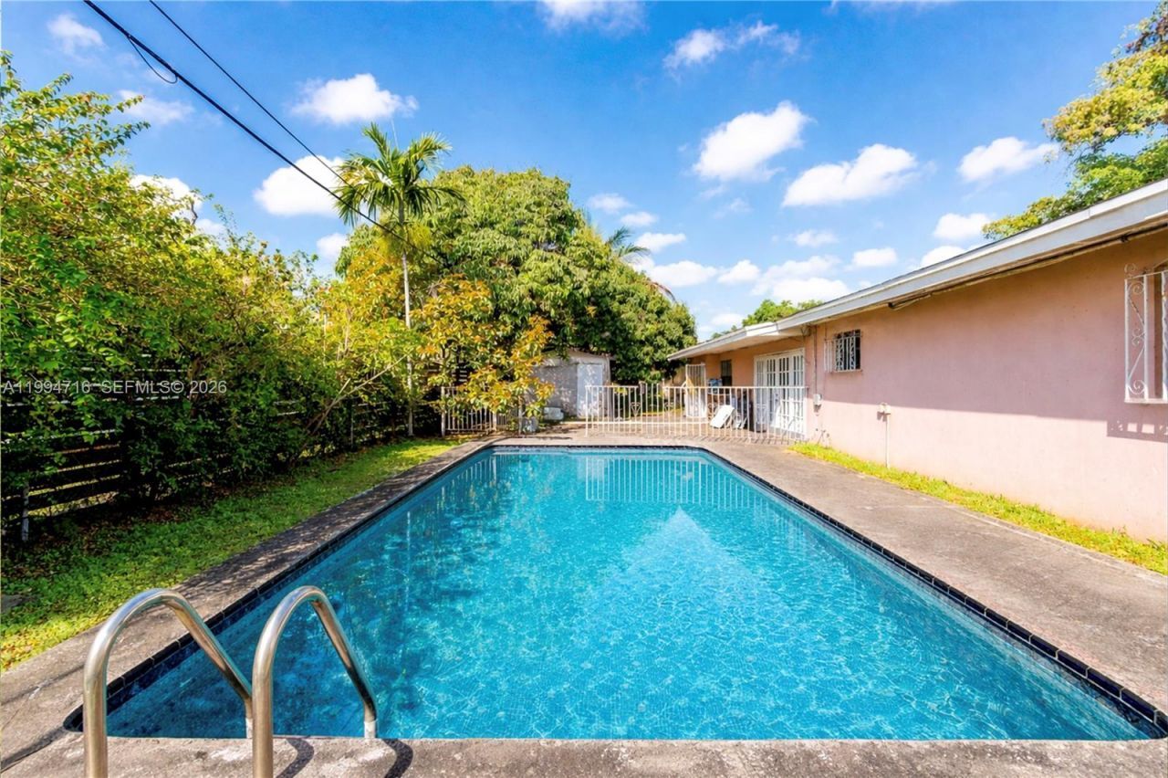 780 NE 155th St , Miami, FL 33162 Photo