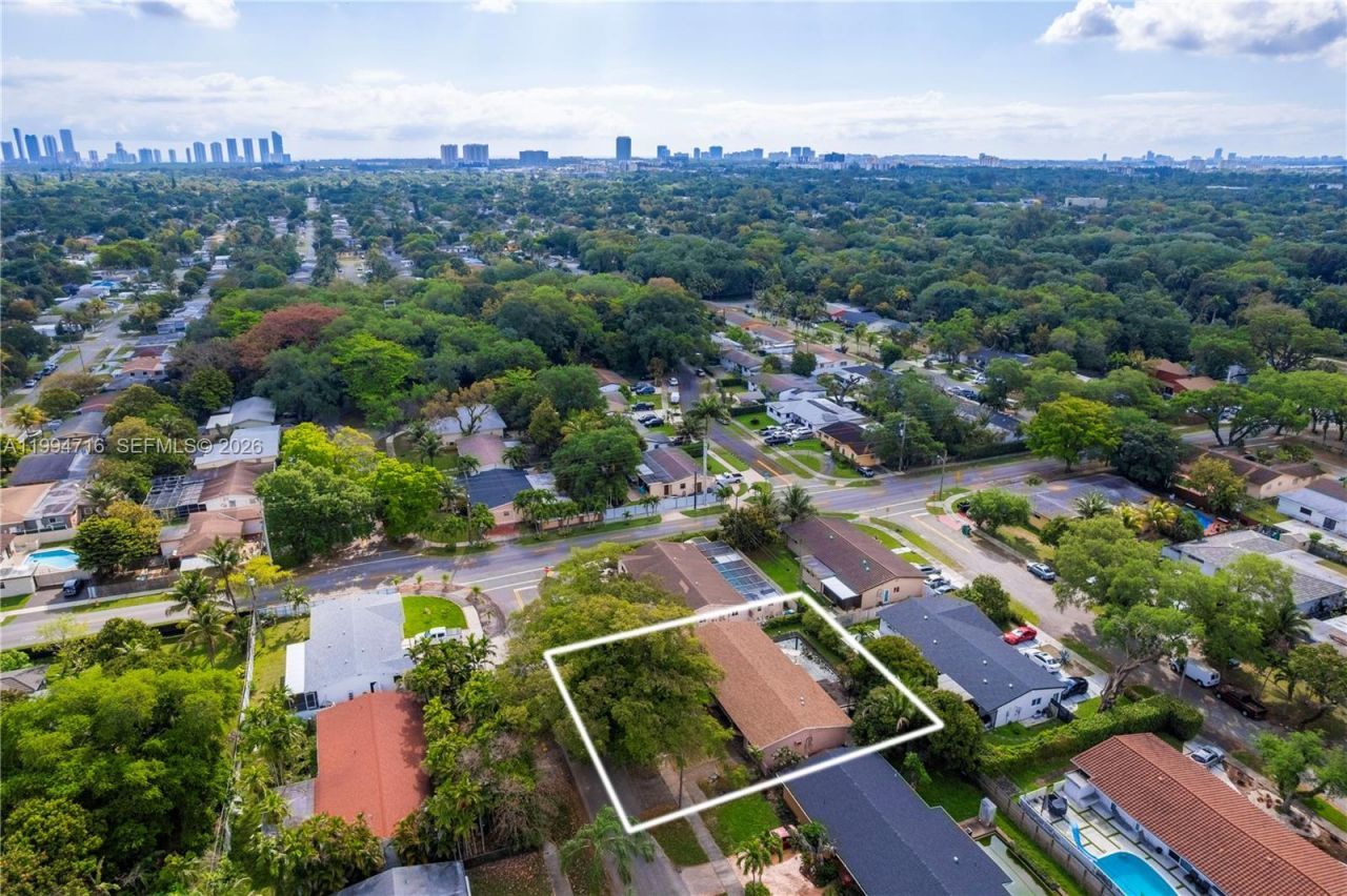 780 NE 155th St , Miami, FL 33162 Photo