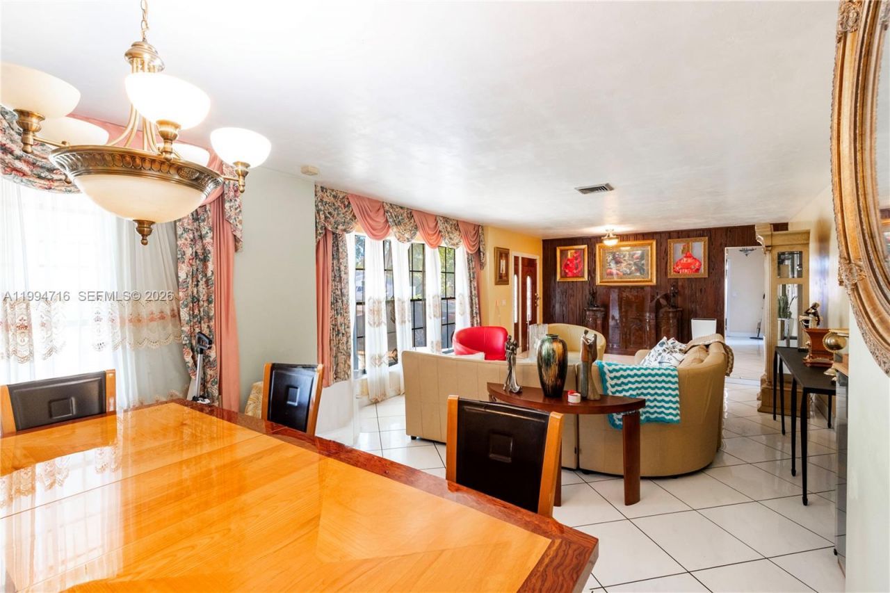 780 NE 155th St , Miami, FL 33162 Photo