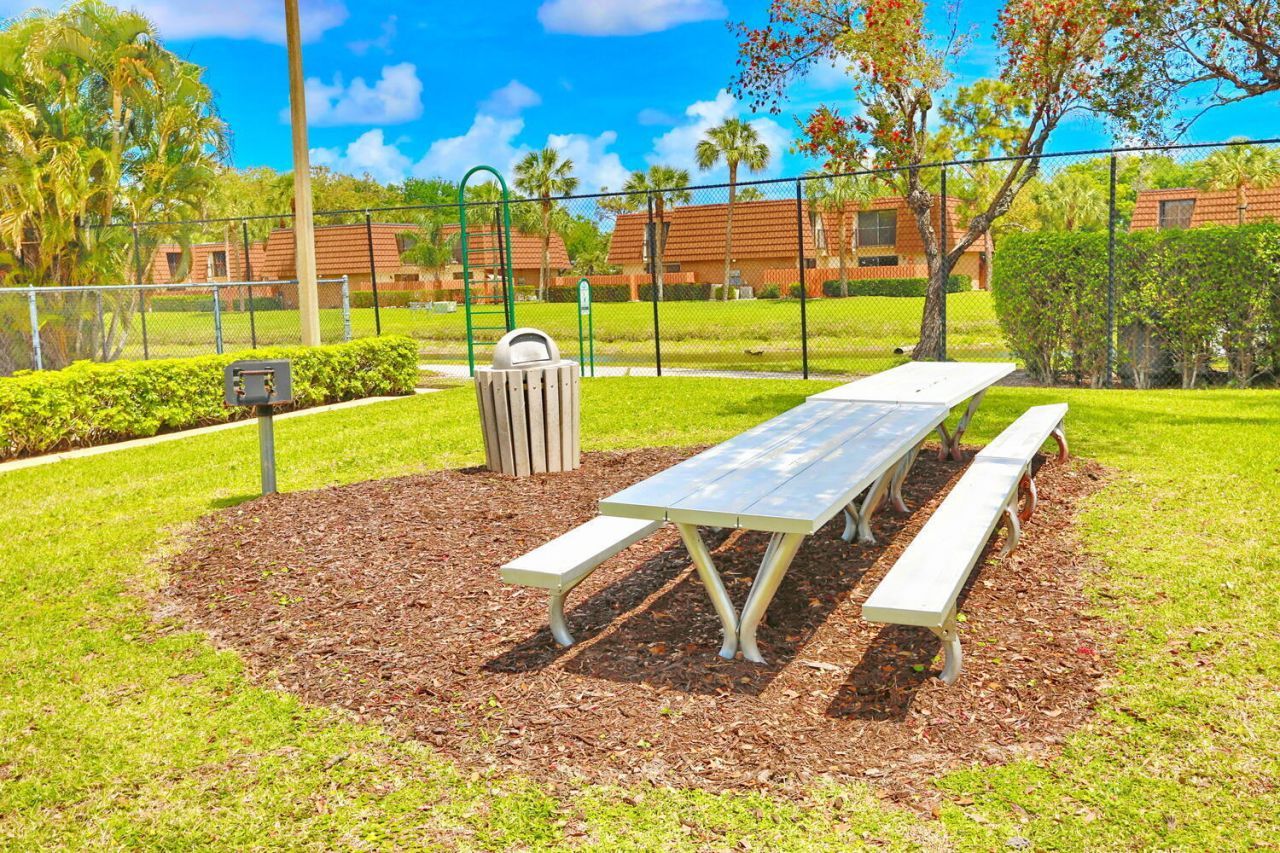 325 3rd Way, West Palm Beach, FL 33407 Photo