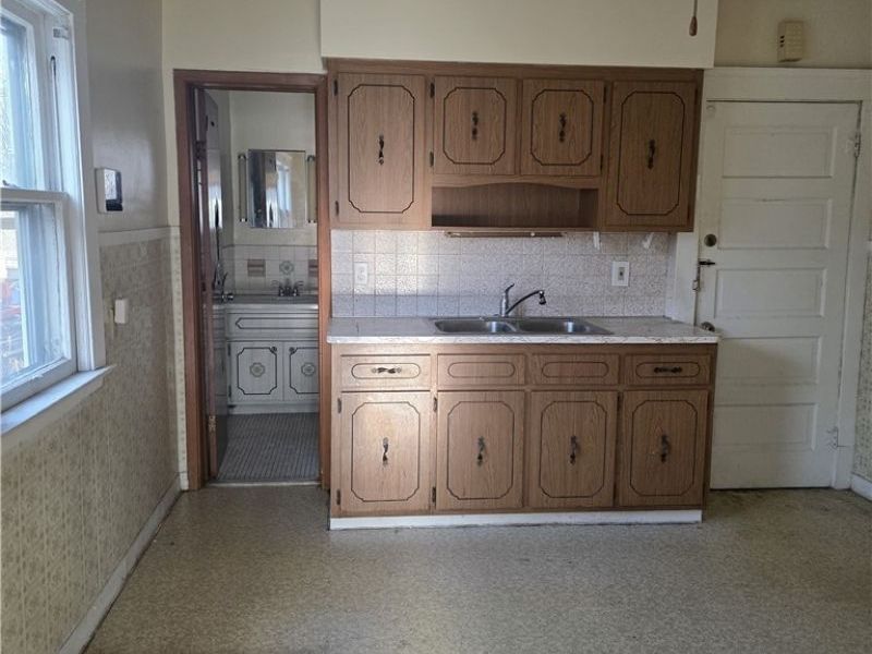 3660 E 76th Street, Cleveland, OH 44105 Photo 2