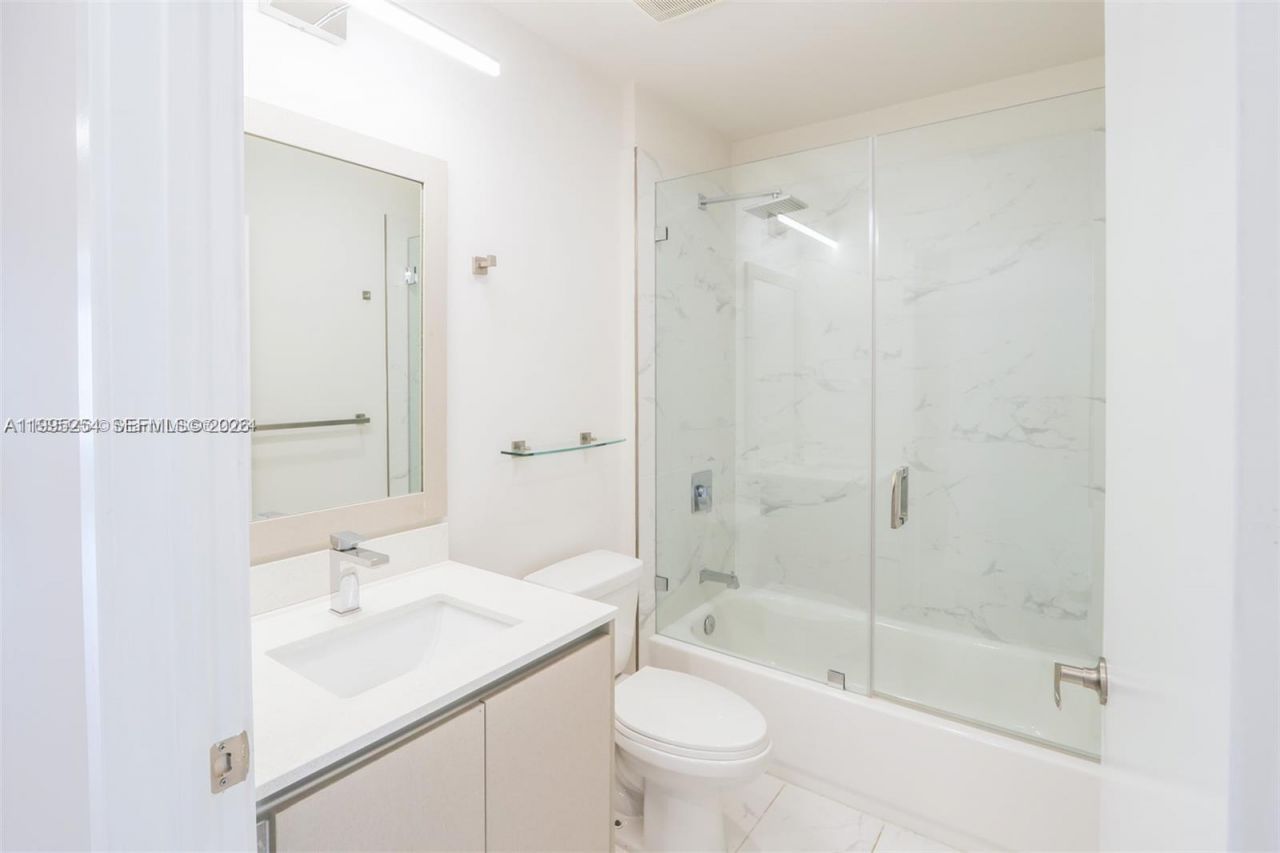 2555 NE 193rd St, Unit 2206, Miami, FL 33180 Photo