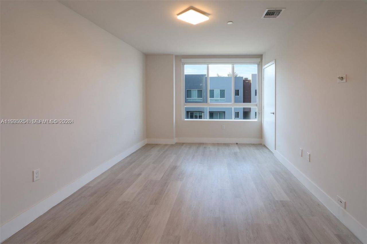 2555 NE 193rd St, Unit 2206, Miami, FL 33180 Photo