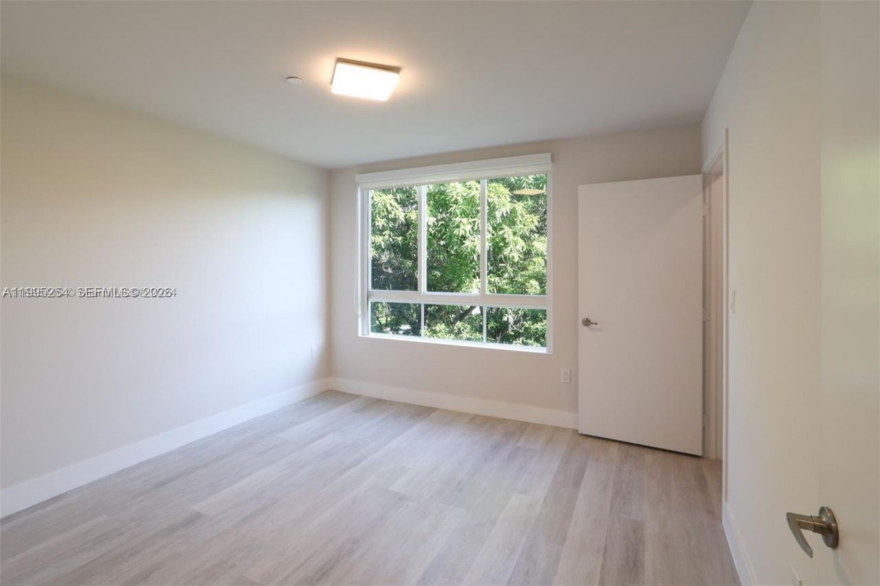 2555 NE 193rd St, Unit 2206, Miami, FL 33180 Photo