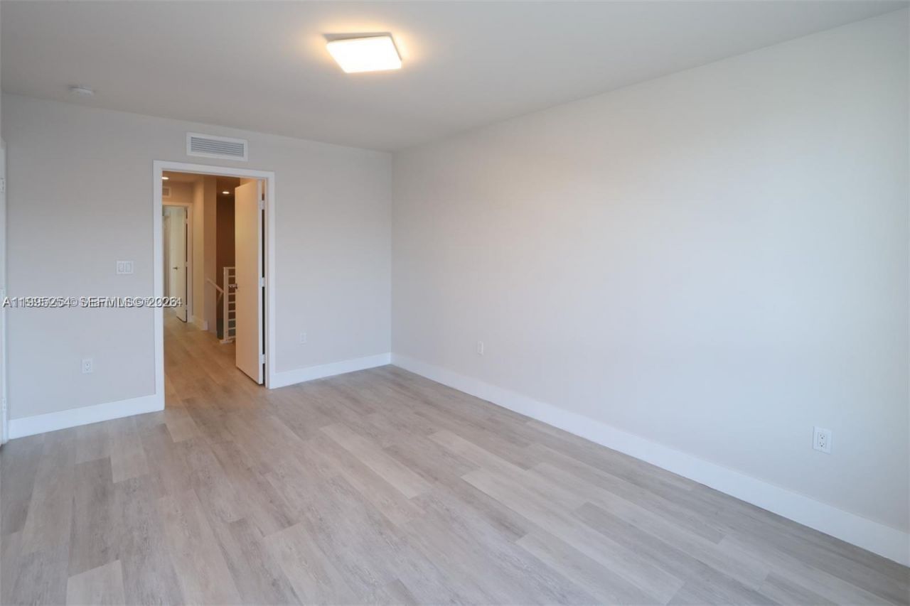 2555 NE 193rd St, Unit 2206, Miami, FL 33180 Photo