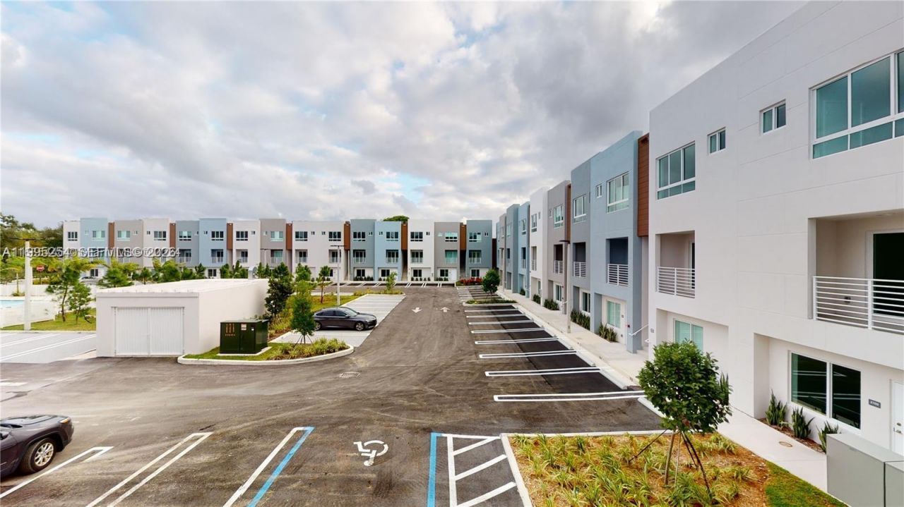 2555 NE 193rd St, Unit 2206, Miami, FL 33180 Photo