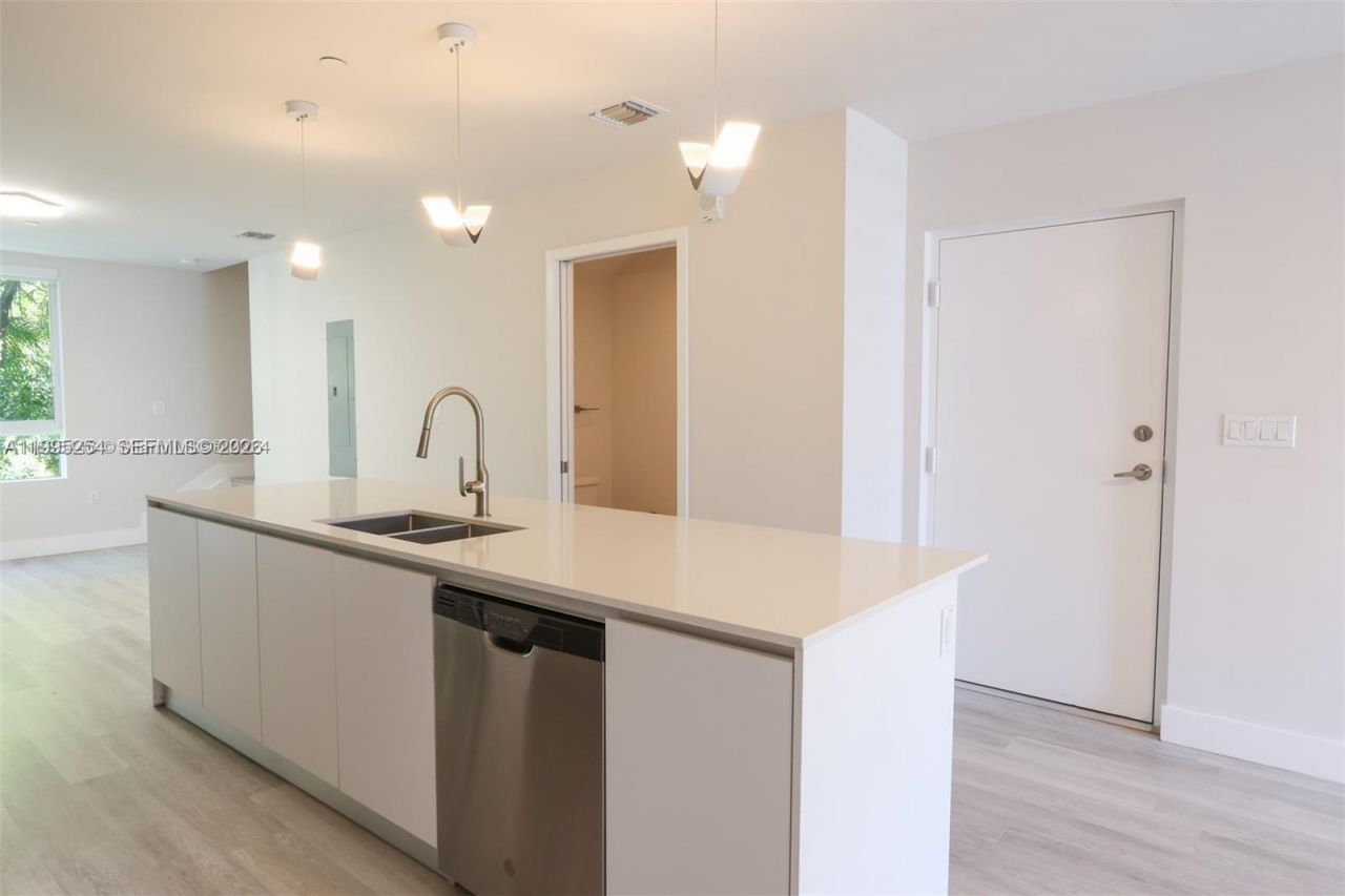 2555 NE 193rd St, Unit 2206, Miami, FL 33180 Photo