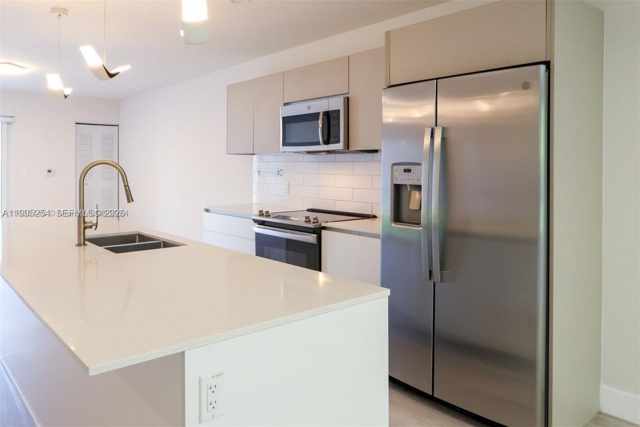 2555 NE 193rd St, Unit 2206, Miami, FL 33180 Photo