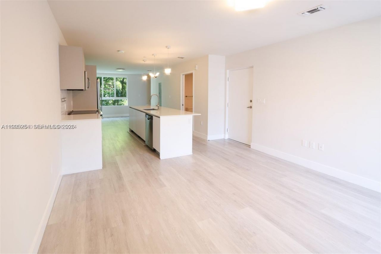 2555 NE 193rd St, Unit 2206, Miami, FL 33180 Photo