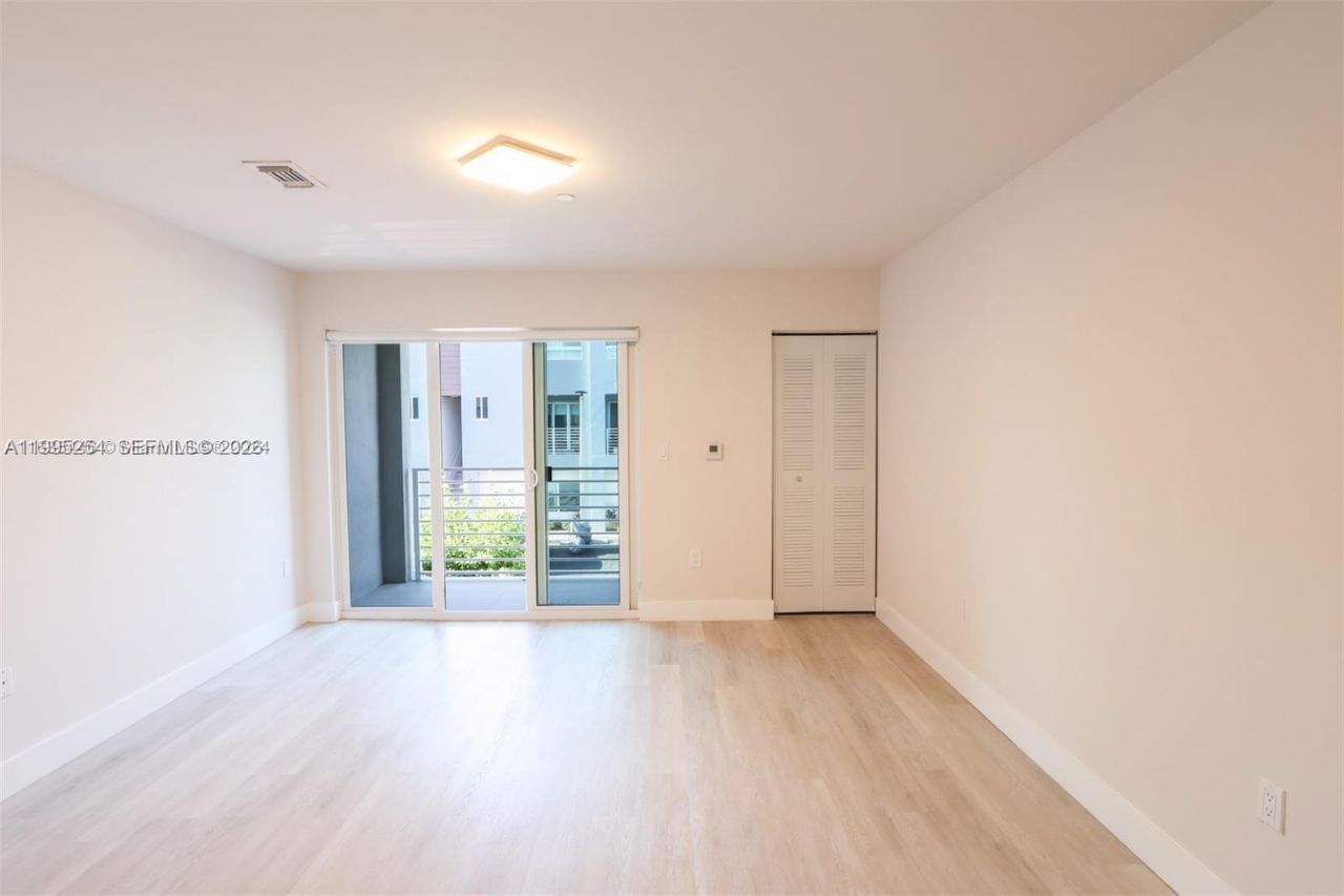 2555 NE 193rd St, Unit 2206, Miami, FL 33180 Photo