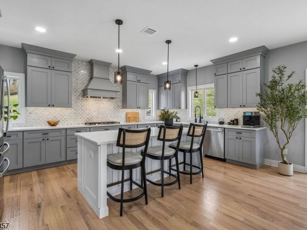 518 Cardinal Ln, Green Brook, NJ 08812