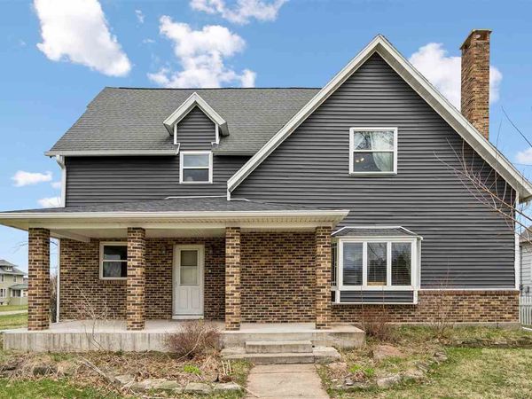 207 6th St, Van Horne, IA 52346