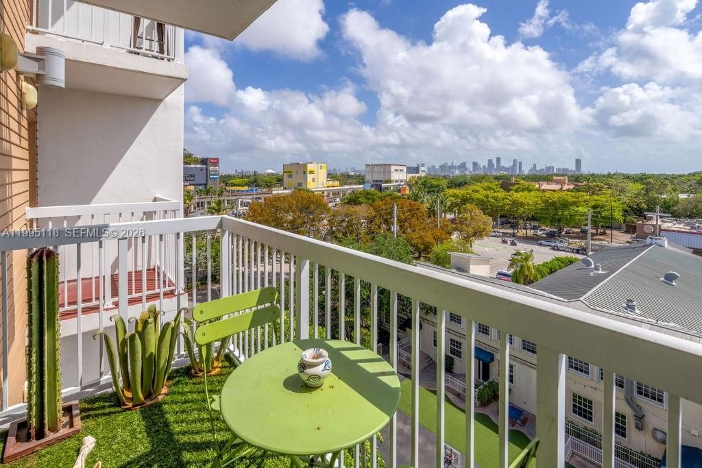 2740 SW 28th Ter, Unit 705, Miami, FL 33133 Photo