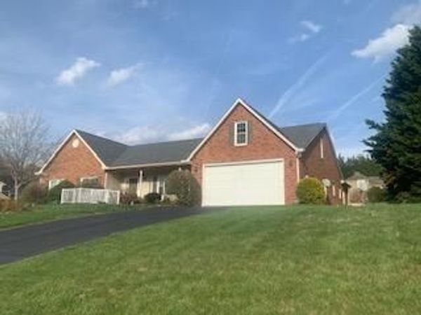48 Highfield LN , Roanoke, VA 24019