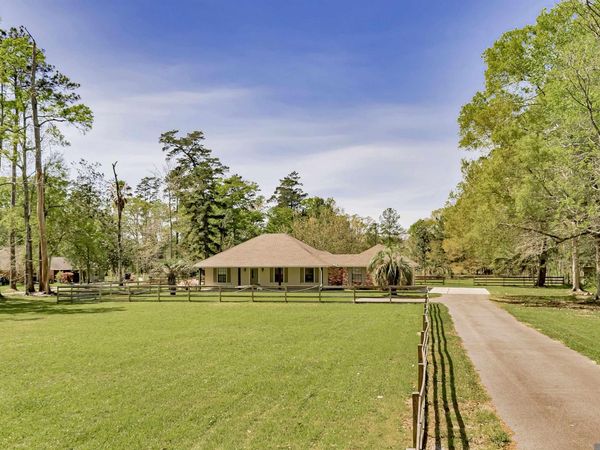 28675 Red Oak Dr, Walker, LA 70785