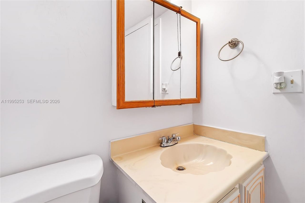 800 Parkview Dr, Unit 901, Hallandale Beach, FL 33009 Photo