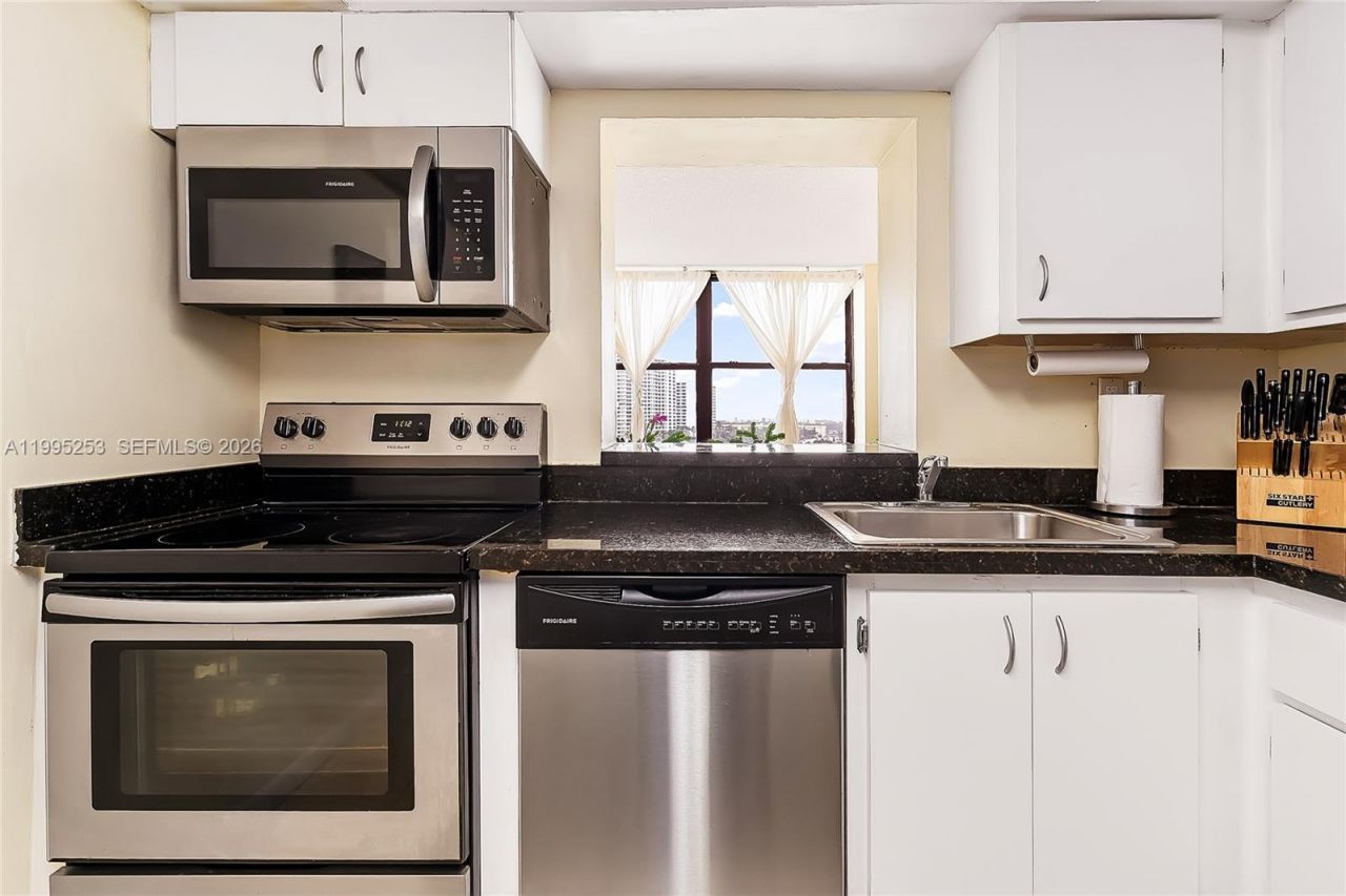 800 Parkview Dr, Unit 901, Hallandale Beach, FL 33009 Photo