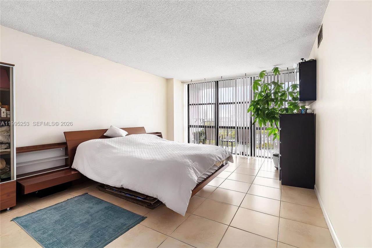 800 Parkview Dr, Unit 901, Hallandale Beach, FL 33009 Photo