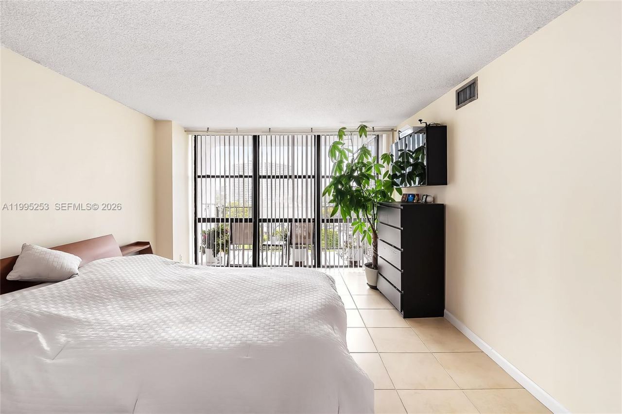 800 Parkview Dr, Unit 901, Hallandale Beach, FL 33009 Photo