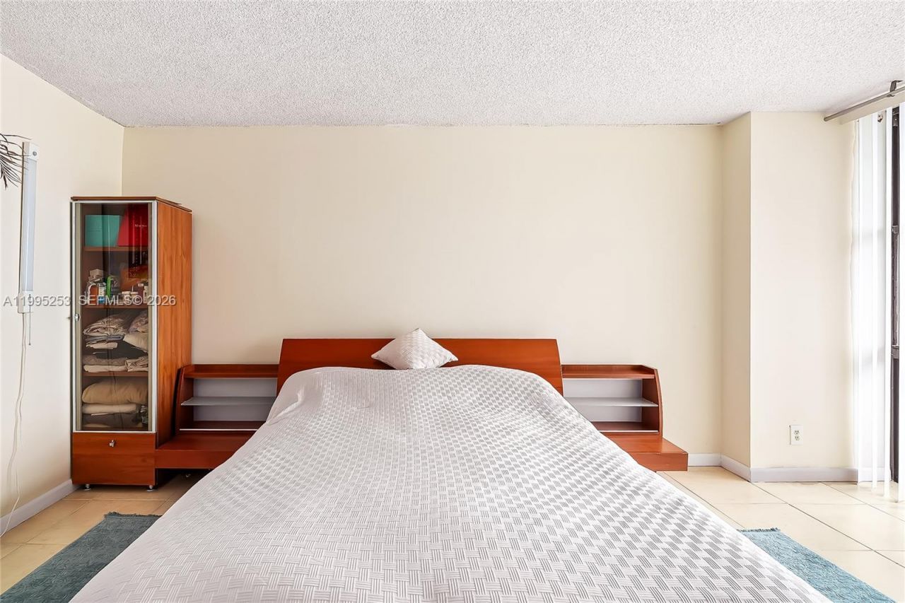 800 Parkview Dr, Unit 901, Hallandale Beach, FL 33009 Photo