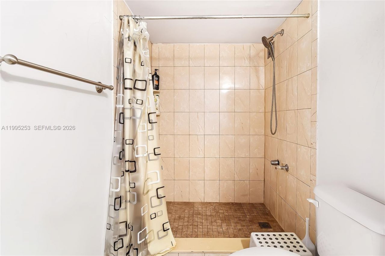 800 Parkview Dr, Unit 901, Hallandale Beach, FL 33009 Photo