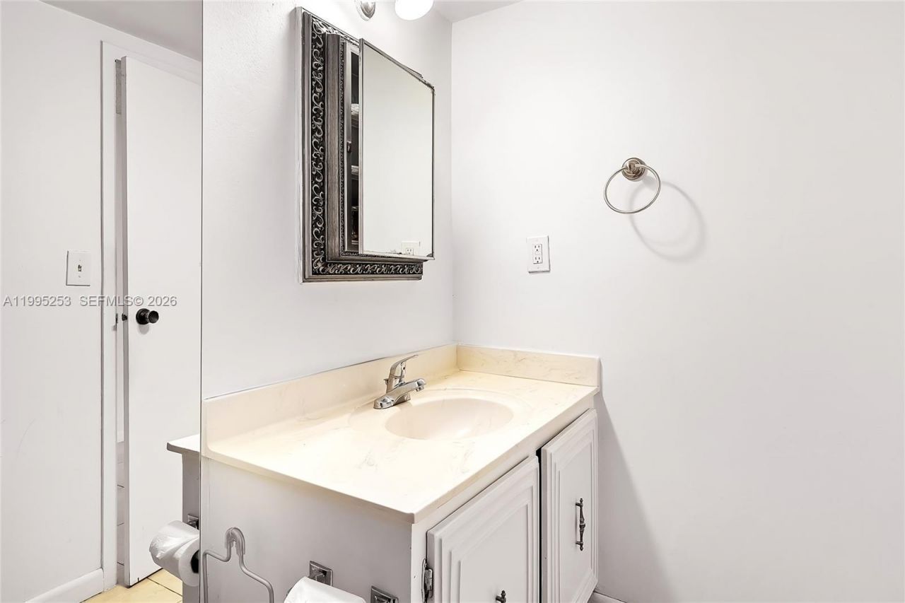 800 Parkview Dr, Unit 901, Hallandale Beach, FL 33009 Photo